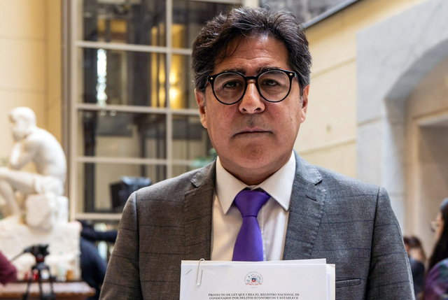 Diputado DC propone crear un «Registro de Vándalos de Cuello y Corbata»