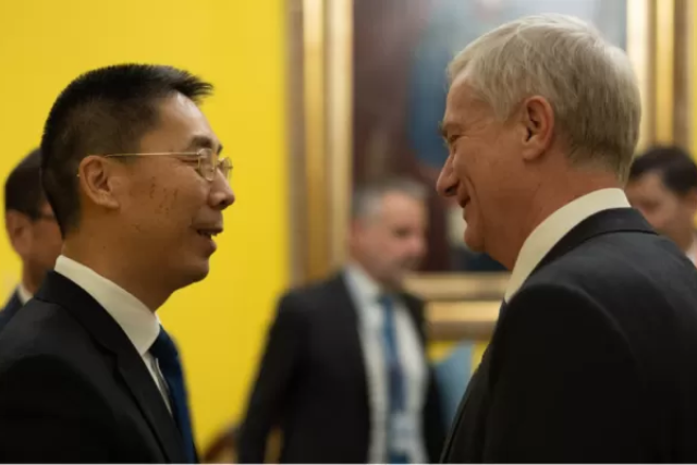 Kast se reúne con el embajador de China en Chile