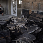 Colonos israelíes atacan aldeas palestinas e incendian dos mezquitas