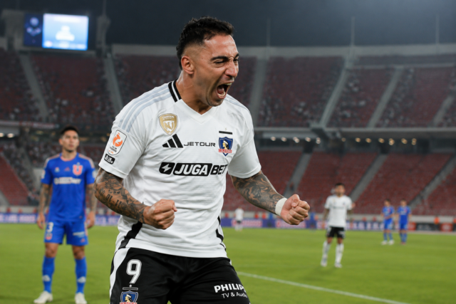 Colo Colo gana el Superclásico y se escapa en la cima
