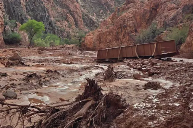 Riada en el Gran Cañón deja un muerto y 15 desaparecidos