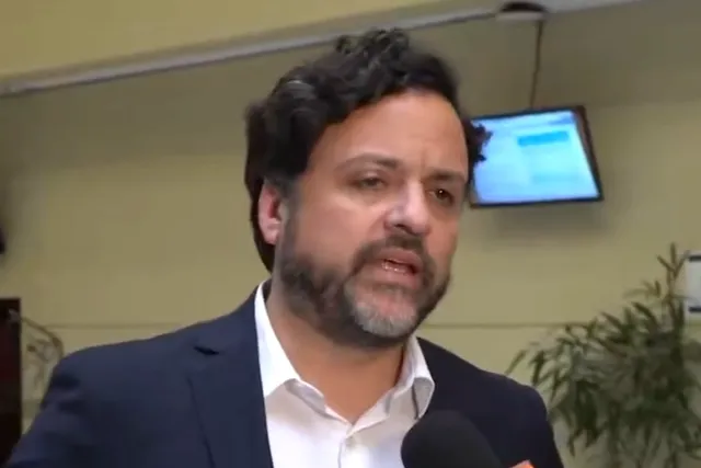 Achurra acusa al Gobierno de debilitar la democracia por recorte al Servel
