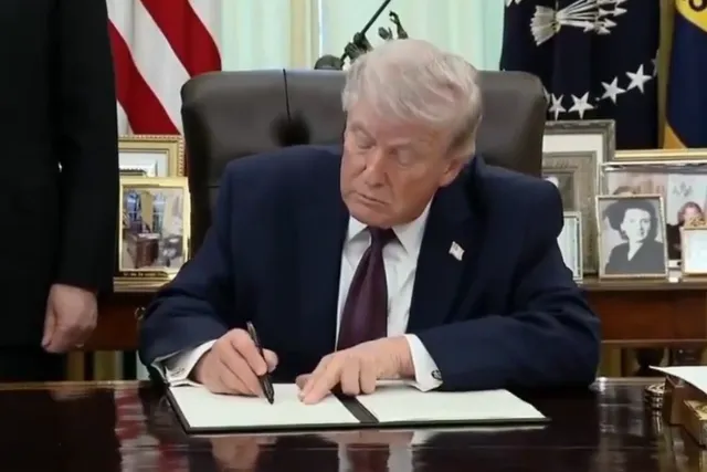 Trump arremete contra la Suprema por revés al voto postal