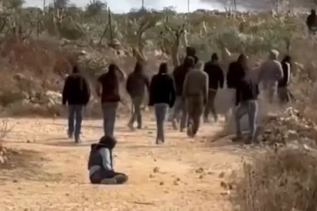 Diez colonos detenidos tras atacar prensa y diplomáticos