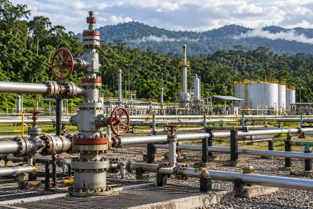 Enap firma millonario acuerdo para expandirse en Ecuador