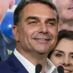 Flávio Bolsonaro llega a Florida tras salir de Brasil