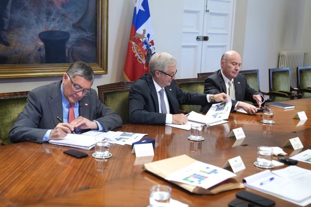 Kast llama a mirar al futuro ante presiones por el 18-O