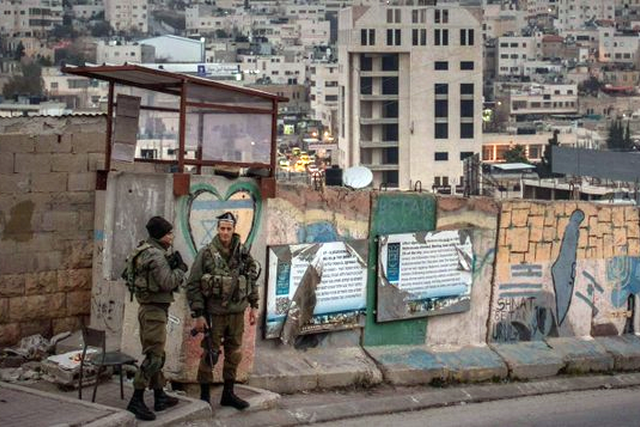 Israel bloquea accesos a Hebrón y desplaza a casi 500 familias palestinas
