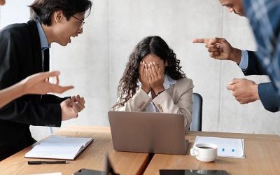 La anterior ley (20.607) que entró en vigor en 2012, definía el acoso laboral como "toda acción que implique agresión u hostigamiento repetidos, realizados por el empleador o por uno o más empleados, contra otro u otros empleados". Sin embargo, la nueva legislación amplía esta definición.
