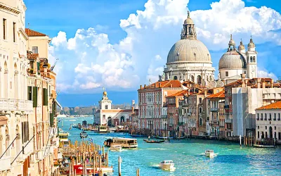 Venecia ha implementado una medida innovadora al introducir un cargo de entrada para los visitantes que solo pasan un día en la ciudad.