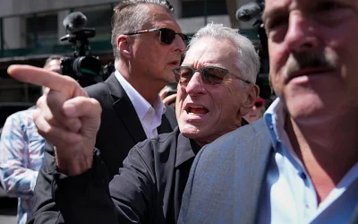 El reconocido actor Robert De Niro se presentó en las puertas del tribunal durante los alegatos finales del juicio contra el expresidente de Estados Unidos, Donald Trump, actuando como portavoz en la campaña de Biden.