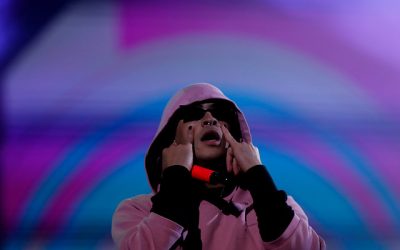 Bad Bunny está realizando una gira extensa que ha estado marcada por varios momentos destacados. Sin embargo, su último espectáculo en Dallas se vio empañado por disturbios entre algunos de sus seguidores en el estadio American Airlines Center.