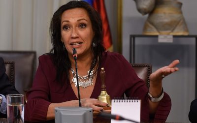 Este lunes, alrededor de las 11:00 de la mañana, inició la sesión extraordinaria de las comisiones de Minería y Energía de la Cámara de Diputados y del Senado, cuyo propósito es buscar soluciones para mitigar el aumento de las tarifas eléctricas, la diputada Marisela Santibáñez (PC) pidió la palabra para realizar una denuncia.