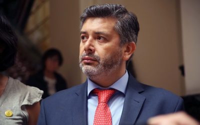Tras la decisión del juez Daniel Urrutia, del 7° Juzgado de Garantía de Santiago, de permitir a cuatro reclusos del Recinto Penitenciario Especial de Alta Seguridad (Repas) realizar videollamadas no autorizadas por Gendarmería, diversos legisladores de la oposición han expresado su descontento y han pedido su destitución.