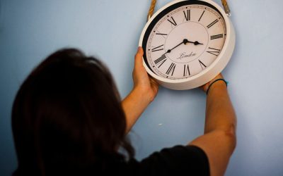 Este próximo sábado, los relojes deberán atrasarse una hora para dar inicio al horario de invierno. Este cambio plantea interrogantes sobre su impacto en las personas.