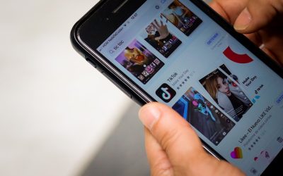 Italia ha impuesto una multa de 10 millones de euros a la plataforma TikTok, equivalente a 10.352.202.680 millones de pesos chilenos, por su implicación en el fenómeno viral conocido como el desafío de la "cicatriz francesa".