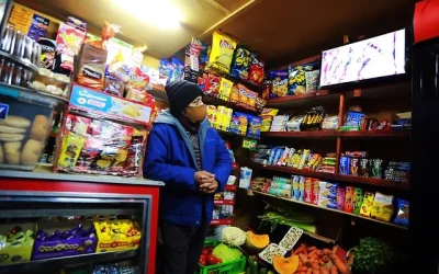 adulto mayor escobazos