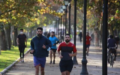 Mantener una rutina de ejercicios a largo plazo y alcanzar metas requiere paciencia y disciplina. Hacer un deporte que no disfrutas o en el que te sientes incómodo/a puede llevar rápidamente a abandonarlo y regresar a la comodidad del sofá.