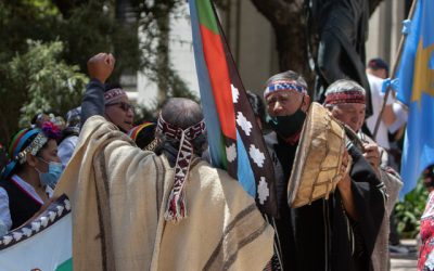 En un operativo llevado a cabo este martes por la Brigada de Investigaciones Policiales Especiales (Bipe) de la PDI de Cañete, se detuvieron a tres individuos relacionados con el grupo Resistencia Mapuche Lafkenche (RML), el cual ha asumido responsabilidad en varios ataques incendiarios y robos en las regiones del Biobío y La Araucanía.