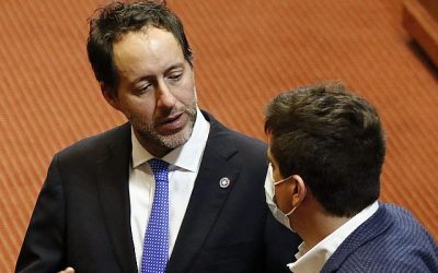 La secretaría de la Cámara confirmó a CIPER que se llevó a cabo la restitución de los fondos. Esta acción se materializó tras la publicación de un reportaje en el que Tamara Küpfer reveló que el diputado le había proporcionado tarjetas desde 2018, durante su primer mandato parlamentario. Como resultado, el diputado Urruticoechea renunció al Partido Republicano y fue remitido a la Comisión de Ética.