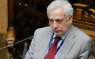 Fotografía del secretario general del Senado, Raúl Guzmán.