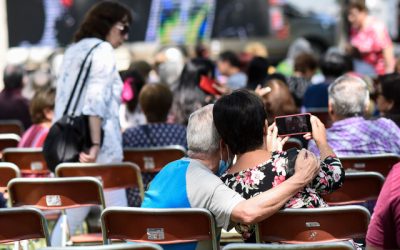 En la era digital, la tecnología ha transformado la forma en que nos comunicamos y nos conectamos con nuestros seres queridos. Sin embargo, hay un sector de la población que se enfrenta a desafíos significativos en este nuevo mundo digital: los adultos mayores que no están familiarizados con la tecnología. En tiempos de vacaciones, esta desconexión tecnológica se magnifica, creando barreras adicionales para la comunicación y conexión con la familia.