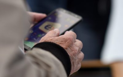 Congreso impulsa proyecto de ley que busca penar con hasta 20 años de cárcel el robo de celulares.