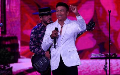 Américo sacó aplausos por hacer show en medio de intensas lluvias