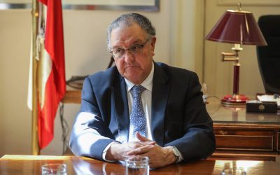 Huenchumilla opina: "Hay que conversar y dialogar", incluso con la CAM para resolver el conflicto.