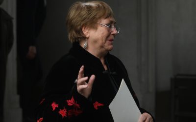 La expresidenta Michelle Bachelet expresó su preocupación ante las críticas provenientes de sectores de derecha que buscan obstaculizar las reformas gubernamentales, advirtiendo que este no es el momento para priorizar intereses políticos individuales.