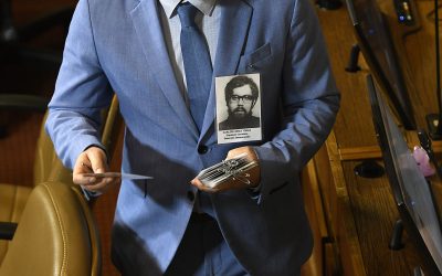 06 DE SEPTIEMBRE  DE 2023 / VALPARAISO
Diputado entrega fotografias de Carlos Lorca , durante el   homenaje a Vicente Atencio Cortes , Carlos Lorca y Luis Gastón Lobos en la camara de diputados del Congreso Nacional en Valparaíso
FOTO: PABLO OVALLE ISASMENDI/AGENCIAUNO