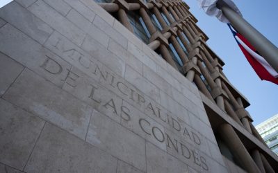 Durante la madrugada del domingo, un guardia de seguridad de la Municipalidad de Las Condes informó el descubrimiento de un cadáver en las instalaciones de la Tesorería Municipal, ubicada en el piso -1 del edificio municipal.