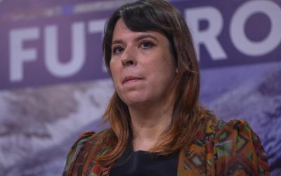 Que "Dios la bendiga": Arzobispo de Santiago responde a tuit de Constanza Martínez.