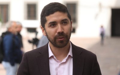 El diputado socialista Juan Santana comentó en el programa Desde La Redacción sobre el anuncio realizado el martes por el exministro del Interior Andrés Chadwick, quien declaró que emprenderá acciones legales contra diputados oficialistas que apoyaron las acusaciones constitucionales en contra de los ministros de la Corte Suprema. Ángela Vivanco y Jean Pierre Matus.