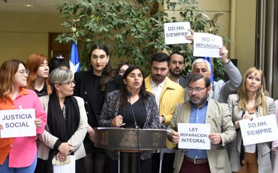 Senadora Fabiola Campillai acompañado de diferentes parlamentarios realizan una conferencia de prensa al cumplirse 4 años del estallido social en Chile .