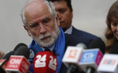 La comisión revisora aprobó el libelo de la acusación constitucional contra el ministro Carlos Montes, dando paso a su revisión en la Sala con un informe favorable.