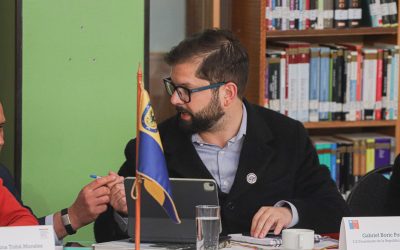 Boric se reúne con autoridades del Biobío en Cerro Castillo para hablar de las necesidades de la región.