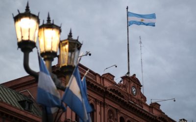 En los últimos días, la tensión entre Chile y Argentina ha aumentado debido a la instalación de una base militar argentina en el Hito 1 de Magallanes, la cual se extiende tres metros hacia el territorio chileno con la colocación de paneles solares.