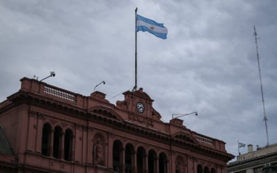 La ministra de Defensa, Maya Fernández, dio a conocer a través de sus redes sociales que el gobierno ya se comunicó con Argentina para coordinar la reubicación de los paneles solares construidos en territorio chileno lo mas pronto posible.