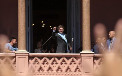 Milei regresa a España tras visita polémica y critica a Sánchez: 'Es un cobarde'.