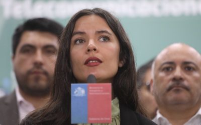 Mujer le lanza un café a ministra Vallejo.