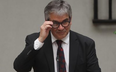 Ministro de Hacienda critica adquisición de autos de lujo en la CS: "Yo tengo un vehículo de 2015 y funciona bien".