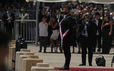 Un individuo de 50 años fue detenido esta tarde por escoltas y funcionarios de Carabineros en el Palacio de La Moneda durante un acto de homenaje al ex Presidente Sebastián Piñera, la cuál llevaba fotos y perfumes.