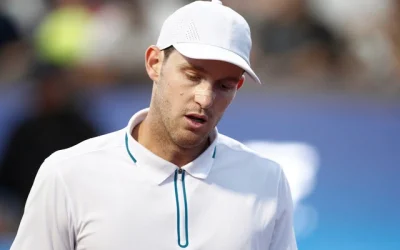 Nicolás Jarry observa frustrado tras perder su debut en el ATP 250 de Winston-Salem ante Kamil Majchrzak.