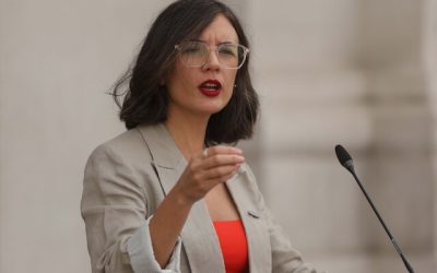 La ministra de la Secretaría General de Gobierno (Segegob), Camila Vallejo, abordó el lunes pasado las declaraciones de José Antonio Kast contra el Presidente Gabriel Boric durante su visita a España, donde lo calificó de "travesti político".