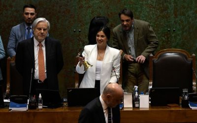 En una jornada llena de expectativas y tensiones, Karol Cariola (PC) emerge como la flamante presidenta de la Cámara de Diputados, tras una votación reñida donde obtuvo 76 votos, dejando atrás a su contrincante más cercana, Joana Pérez, por apenas uno.