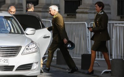 Este sábado estaba prevista la conmemoración del Día del Carabinero con una ceremonia que adquiriría un matiz diferente, dado el próximo retiro del cargo del general director, Ricardo Yáñez, a raíz de las acusaciones presentadas en enero por la fiscalía, relacionadas con el delito omisivo de apremios ilegítimos y homicidio durante el estallido social.