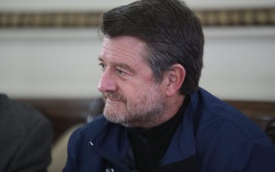 La Junta Regional Metropolitana de la Democracia Cristiana (DC) ha decidido respaldar la candidatura de Rodrigo Albornoz a gobernador, en lugar de apoyar la reelección de Claudio Orrego.