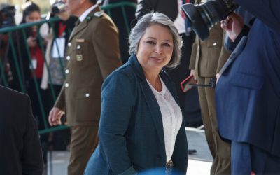 Ministra Jara lanza dardos a la derecha por retiro de diputados