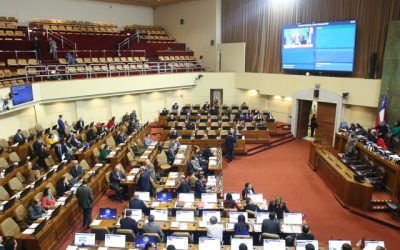 Esta mañana, la Sala de la Cámara de Diputados se vio envuelta en una tensa situación al inicio de sesión. Esto se debió a una carta enviada por bancadas de oposición al Presidente Gabriel Boric, solicitando la destitución del embajador de Chile en España, Javier Velasco.